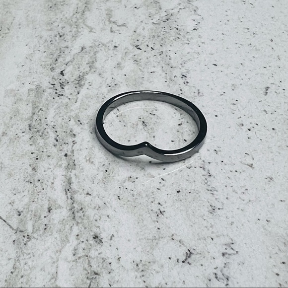 925 Sterling Silver Black V Shaped Ring Size 7 - Picture 1 of 16